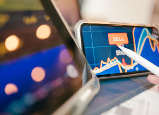 Trader koji istovremeno prati Bitcoin, Ethereum i forex tržišta